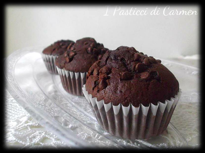 Muffin al cioccolato Ingredienti per circa 15 muffin: 200 gr di farina 60 gr di cacao 190 gr di zucchero 1/2 bustina di lievito per dolci 150 ml di latte 2 uova 60 gr di burro 100 gr di gocce di