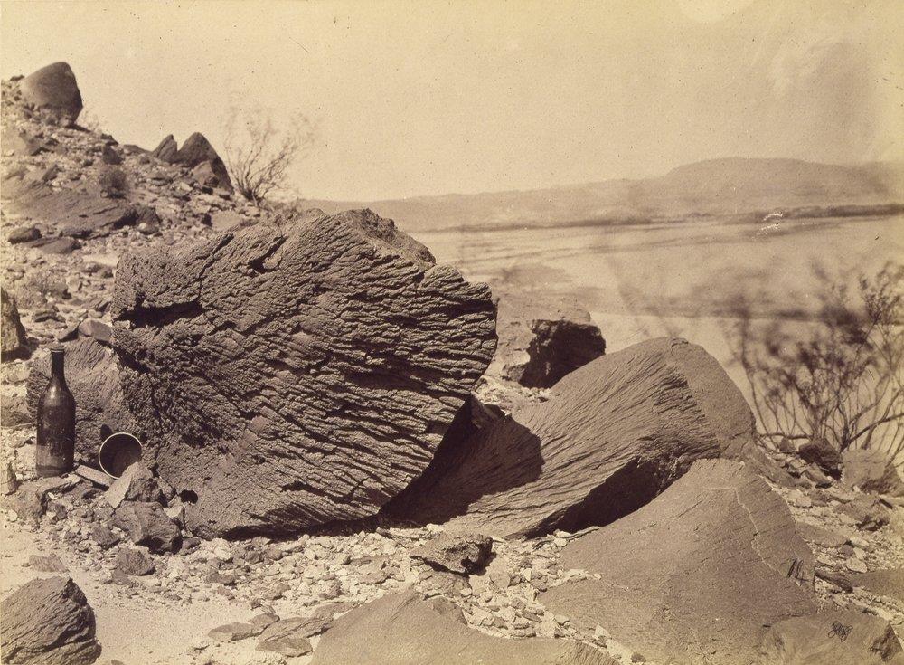 Timothy O'Sullivan, Roccia scavata dalla sabbia trasportata dal vento, sotto Fortification rock,