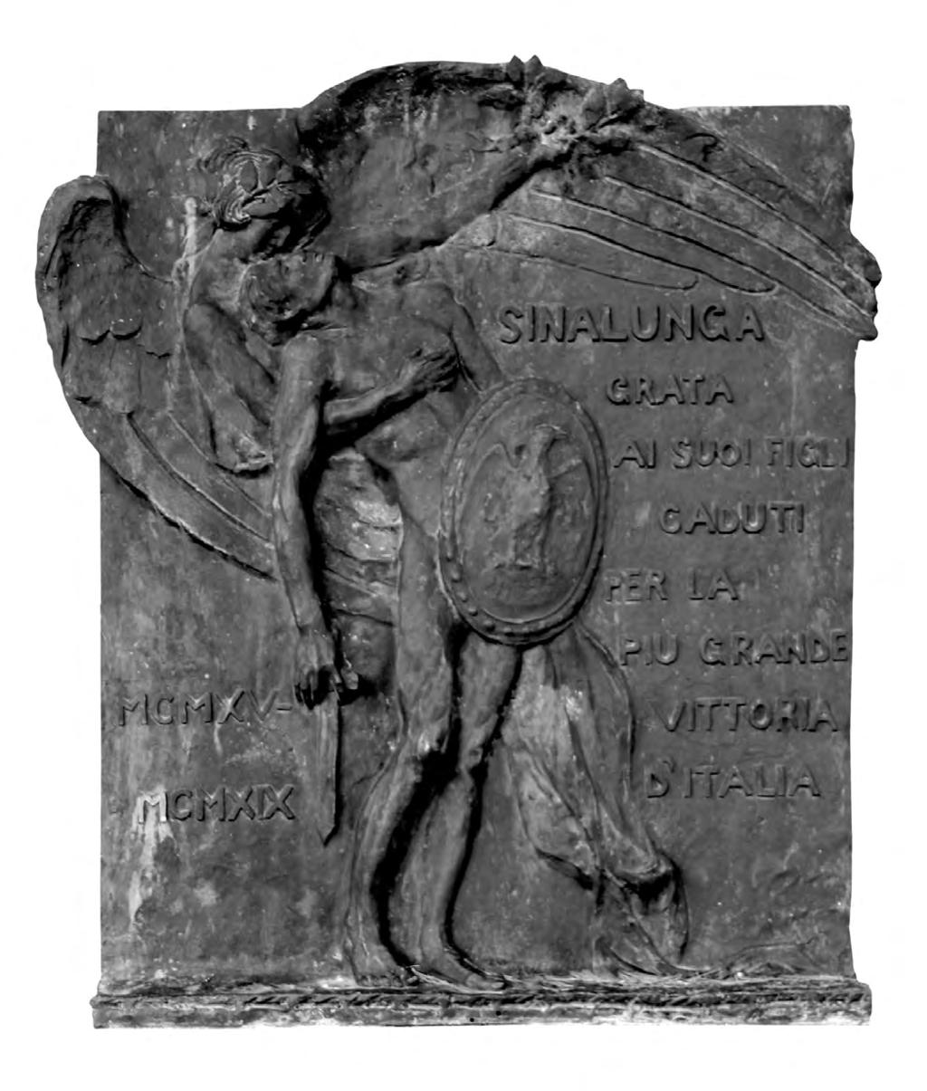 108 SINALUNGA RICORDA Il monumento è caratterizzato da un altorilievo in bronzo chiaramente di recupero, giacché la fattura lo colloca con chiarezza tra le due guerre, sia per il testo, che per gli