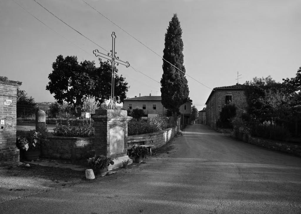 LAPIDI E MONUMENTI 113 Località Santarello. Monumento in travertino e mattoni, con lapide in marmo, sormontato da una croce in ferro battuto.