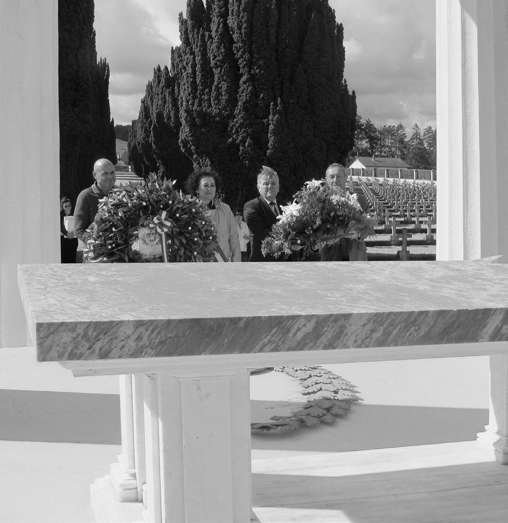 MEMORIE DEL CENTENARIO 2 luglio 2016, deposizione delle corone sull altare del cimitero di Bligny: per il Comune di Sinalunga gli assessori Paolo Oliverio e Emma Licciano, per i francesi il sindaco
