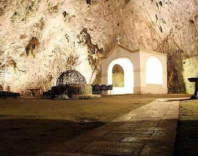 Meta di costanti pellegrinaggi, la Grotta è stato ricavata adattando tre grotte naturali sul Monte Vingiolo.