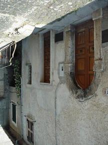 Federico abitava nel rione Aota nella casa ancora presente, oggi con il numero civico 37 di Via Vittorio Veneto. Nella foto è riportata la casa così come è oggi: è il portone a sinistra della foto.