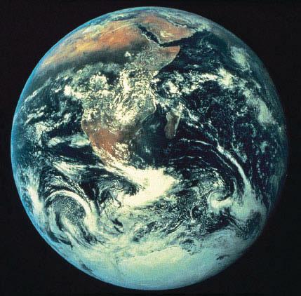 CAPITOLO 1 La Terra: uno sguardo introduttivo Paul Crutzen, Premio Nobel per la chimica nel 1995 per gli studi sugli effetti dei CFC (clorofluorocarburi) nell atmosfera, ha suggerito di definire il