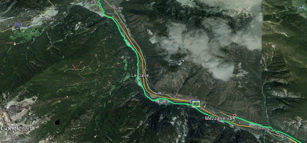 La pista segue l andamento irregolare del piede di alte montagne con sulla sinistra la ferrovia e l autostrada.