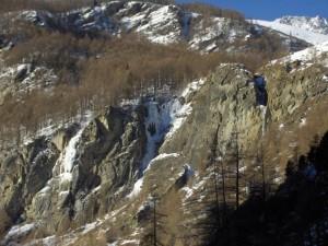 Goulotte di Glacier Bella colata priva di pericoli oggettivi e quasi sempre formata quota base della cascata m. 1650 sviluppo cascata m. 100 dislivello avvicinamento m.