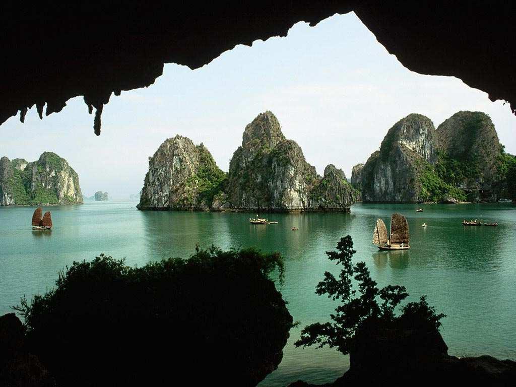 14 gennaio: Hanoi / Halong Bay B/L/D In mattinata trasferimento in bus per la celeberrima baia di Halong, formata da