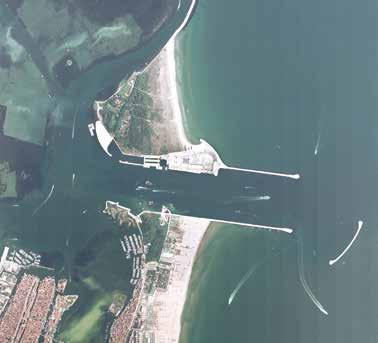 Dall alto verso il basso, la bocca di porto di Chioggia nel 2003 (prima dell avvio dei lavori),