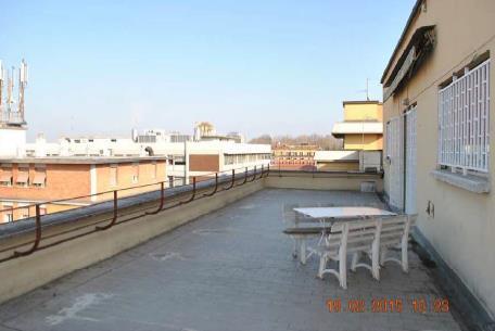 BOLOGNA via Milazzo, 12 piani 7/S1 L unità in dismissione è compresa in un immobile di prestigio sito nella zona della città, in posizione intermedia tra la stazione ferroviaria ed il centro storico.