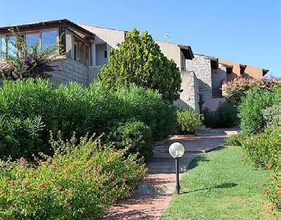 VILLA WANNA A soli 80 metri dalla spiaggia Tremonti si trova Villa Wanna. L appartamento è situato in una piccola zona residenziale di Baja Sardinia (Borgo I Cedri) sulla spiaggia di Tre Monti.