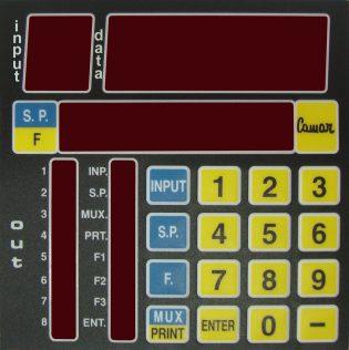 VISTA ANTERIORE STRUMENTO Il pannello frontale del CM88 è realizzato da una scheda visualizzatrice standard composta da 11 display numerici e da 8 o 16 led.