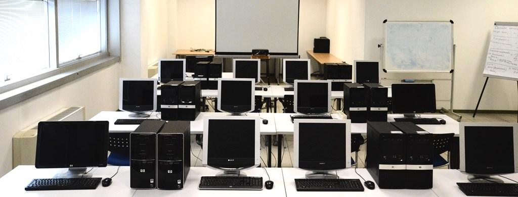 Via Antonio acinotti AULA INFORMATICA osti: 16 + 1 (Docente) Dotazioni: n 17 sedie, n 17 C con collegamento Internet.