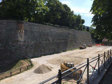 1) Le mura Sulle mura sopra il parcheggio principale del Castello sarà realizzata una