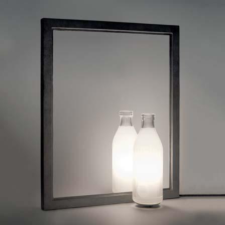 la luce generata dà una sensazione di specchio invisibile delimitato dalla cornice. dimensioni: 540x450x150mm. cablato con nr.2 lampadine e27 a tensione di rete.
