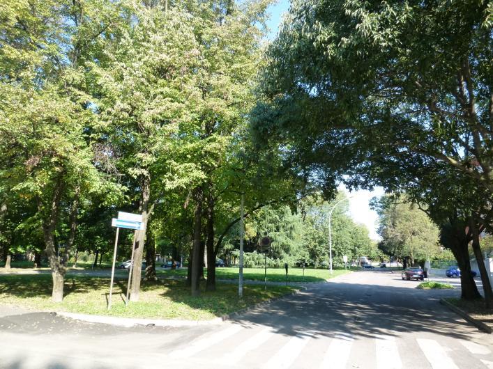 La piazza si estende dal viale Sempione alla piazza Matteotti, formando una L rovesciata.