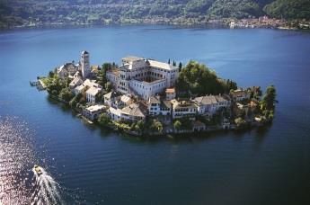 Nel pomeriggio passeggiata ad Arona per ammirare il lago Maggiore, la città di Arona e il suo castello che predomina la visuale di ogni turista. Rientro in hotel. Cena e pernotto.