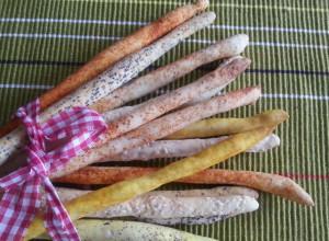 Con lo stesso impasto dei crackers ho fatto questi gustosissimi grissini. Ho utilizzato l esubero di pasta madre, ma si possono realizzare tranquillamente anche con del normale lievito di birra.