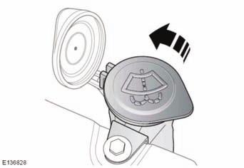 1. Pulire il tappo del bocchettone di rifornimento prima di rimuoverlo per evitare l'ingresso di sporco nel serbatoio. 2. Togliere il tappo del bocchettone. 3.