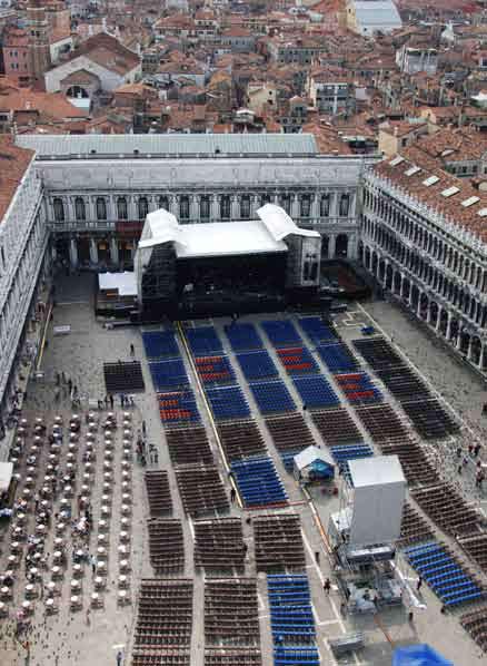 IL PALCO Il palco si trasforma, adattandosi alla piazza e diventa un elemento fruibile durante i giorni in cui non sarà utilizzato per gli eventi.