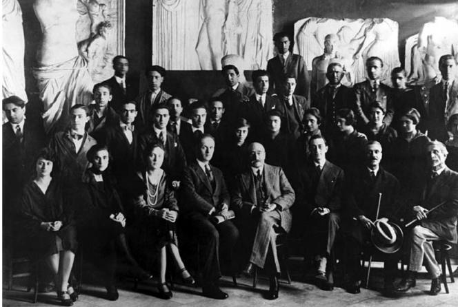 Ernesto Basile (al centro) con i docenti e gli allievi della Regia