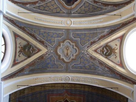 Il soffitto della navata degli uomini è imbiancato, ovvero non presenta affreschi.