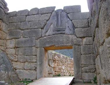 L acropoli di Micene ebbe già nel XV secolo monumentali opere di terrazzamento per