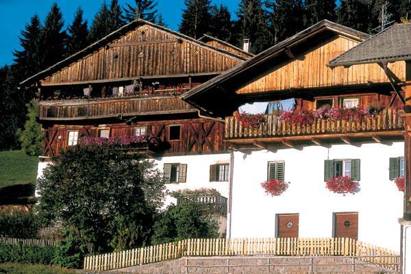 Tra Bressanone, centro culturale del Tirolo, la capitale della Provincia Bolzano dove s incontra il mondo germanico con la dolce vita italiana e la città di cura di Merano.