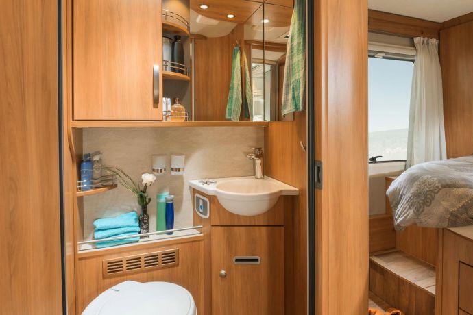 Il bagno comfort nell HYMER Tramp 568 e 588 SL con WC girevole e con doccia contrapposta.