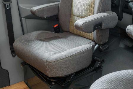 Nella cabina di guida, gli eleganti sedili girevoli e regolabili in altezza sono rivestiti con le stes- se stoffe utilizzate nell abitacolo.