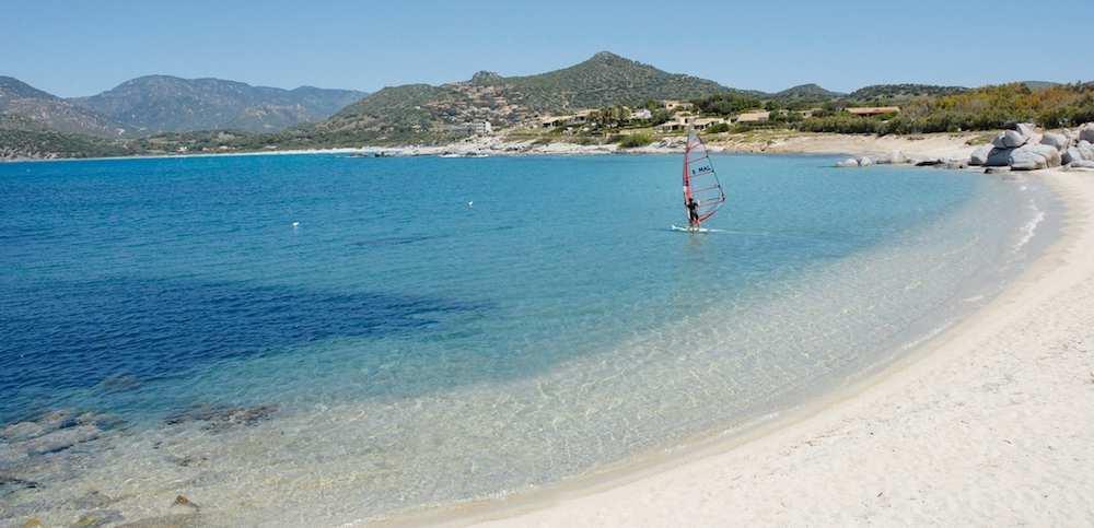 Spiaggia del Riso Circondata da un maestoso anfiteatro di montagne e colline ricoperte di profumatissima macchia mediterranea, la Spiaggia del Riso prende il nome dai piccoli grani di quarzo