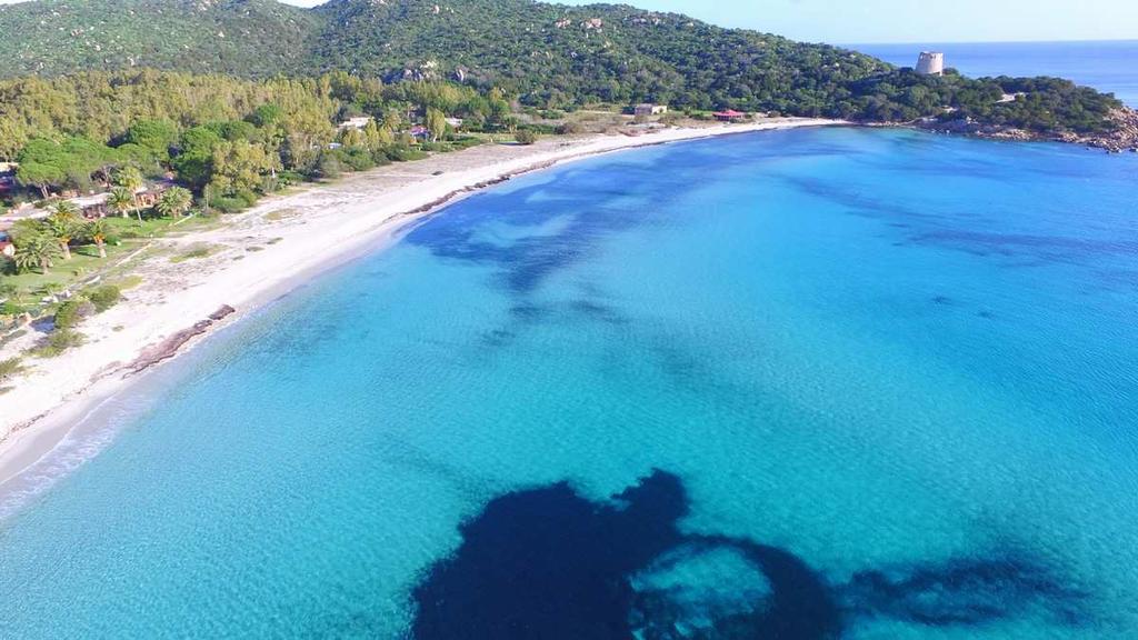 CASTIADAS Cala Pira La spiaggia di Cala Pira è situata in uno dei più bei tratti costieri della Sardegna. Ha un fondo di sabbia bianca e sottile, con sfumature rosa.