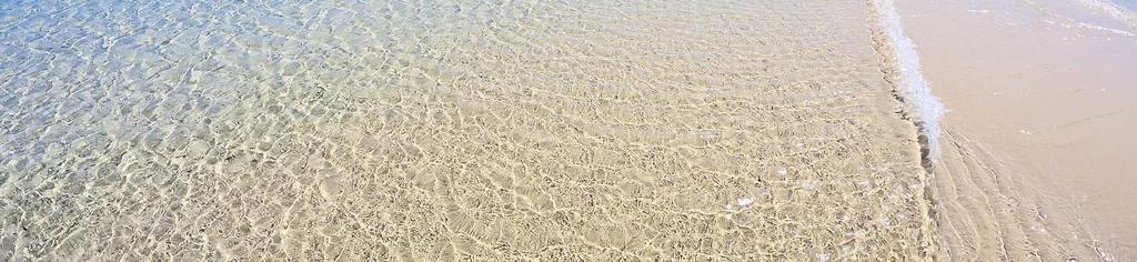 davanti allo scoglio, che è già nel Comune di Castiadas. La spiaggia di fronte è una lunga distesa di sabbia, mista a ghiaia, circondata da scogliere ricoperte dalla vegetazione mediterranea.
