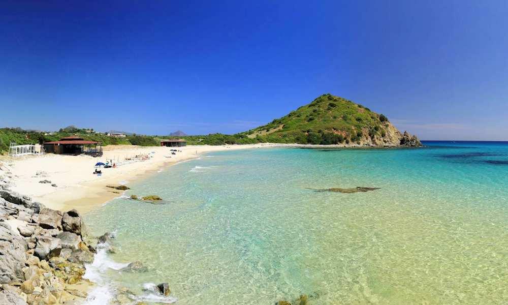 CASTIADAS Spiaggia di Monte Turno La Spiaggia di Cala Monte Turno, o Cala Sant'Elmo, è situata sulla costa sud orientale dell'isola ed è raggiungibile dalla provinciale Costa Rei- Villasimius