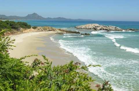 CASTIADAS Spiaggia di Santa Giusta La Spiaggia di Santa Giusta è situata sulla costa sud orientale dell'isola ed è raggiungibile da Costa Rei procedendo verso sud e Villasimius, oppure seguendo le