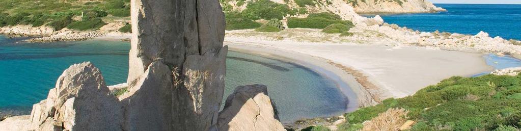 Il mare ha colori meravigliosi, mentre il panorama alle spalle offre splendide scenografie naturalistiche.