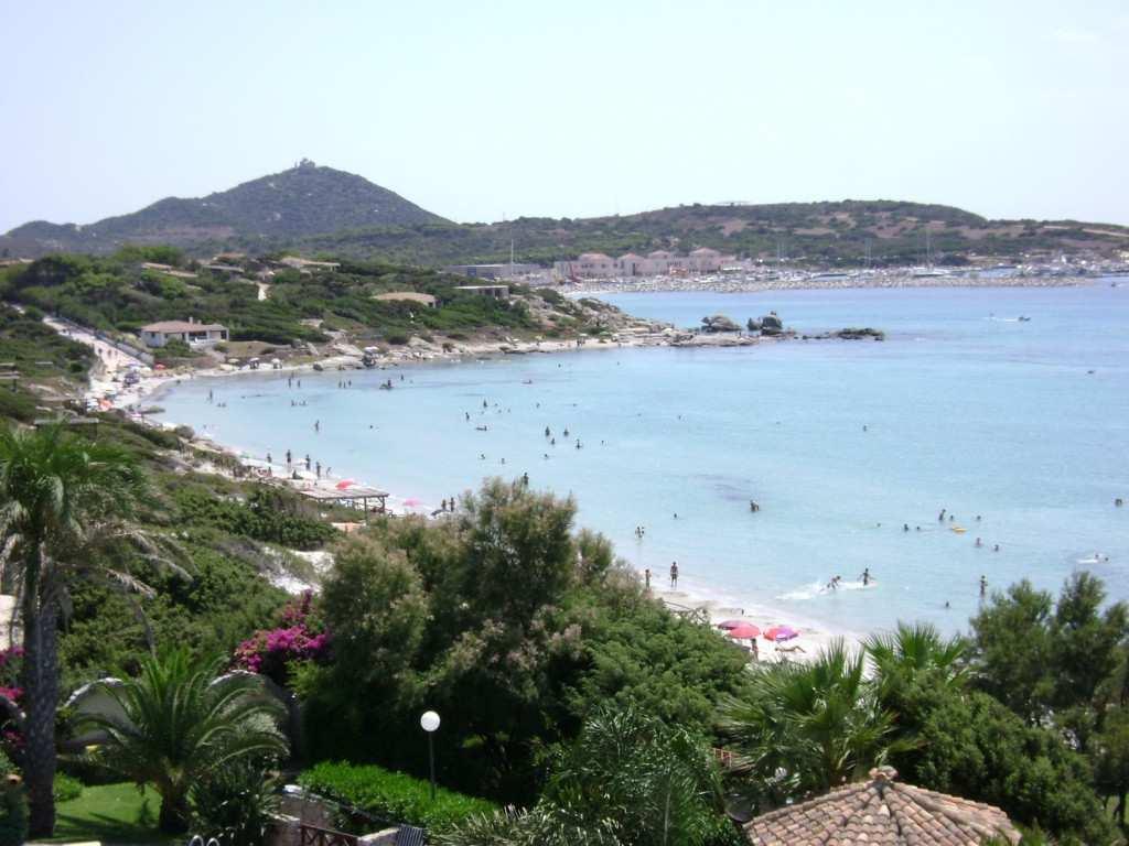 Spiaggia di Campulongu La località Campu Longu, che parte da Campus e arriva fino alla spiaggia del Riso, è formata da una lunga passeggiata di sabbia bianca e finissima.