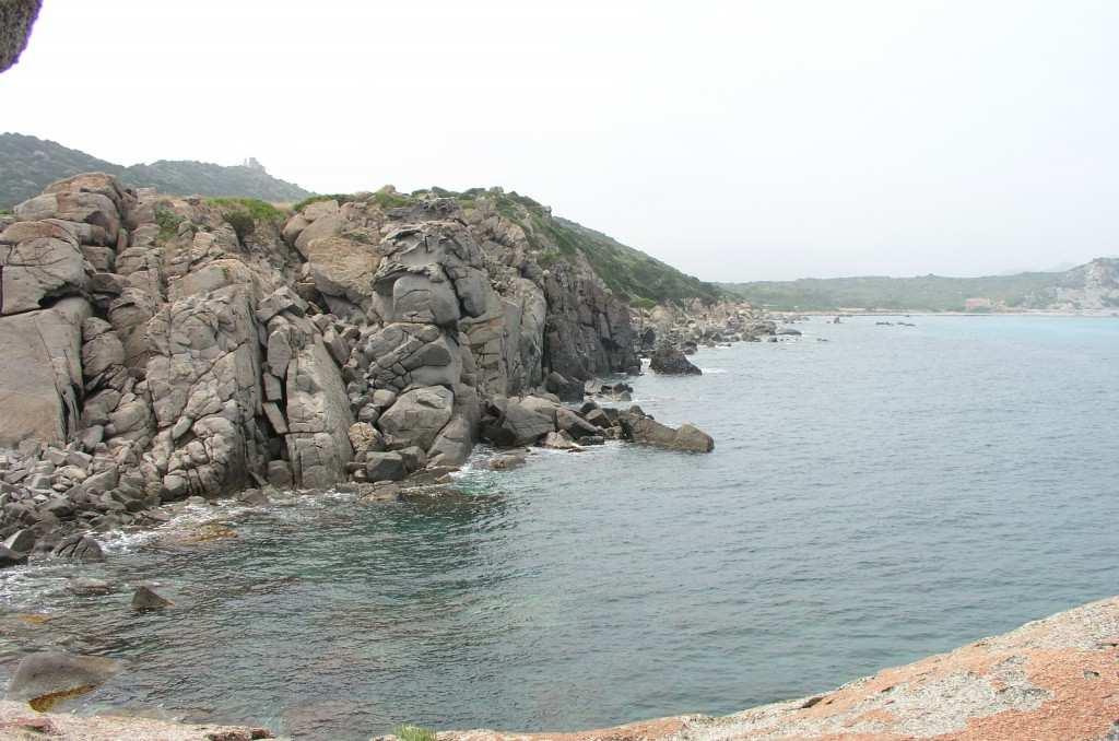 Spiaggia di Cala Burroni Cala Burroni è una caletta prevalentemente rocciosa posta all'estremità sud-orientale della Sardegna, nel territorio di Villasimius, e più precisamente nella zona di Capo