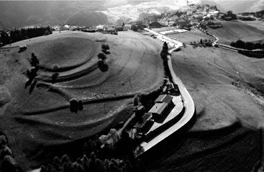 Dall area in questione si dominano il restringimento di Ponte Gardena e la valle dell Isarco (foto E. Banzi). Abb. 3.