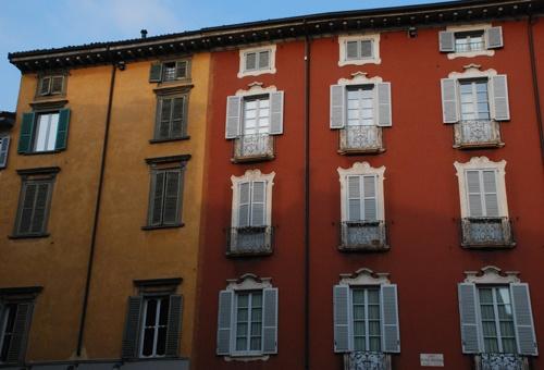 Il centro di Bergamo bassa (in passato, detta anche "i borghi") è la zona compresa tra Porta Nuova ed il Sentierone, viale pavimentato che nei secoli scorsi era la stazione delle carrozze trainate da