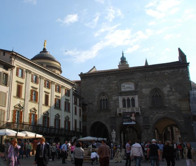 Gondole verso San Giorgio Piazza Duomo fu per lungo tempo, fino alla costruzione della vicina Piazza Vecchia, il fulcro della vita civile e religiosa della città: alla sua realizzazione hanno