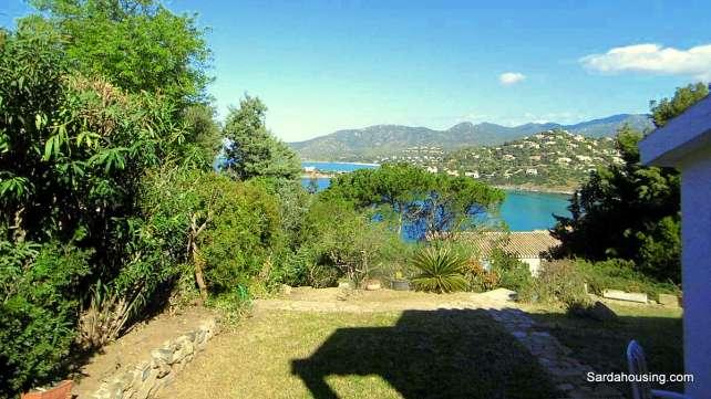 Villa Pesci A Torre delle Stelle, sulla costa sud-orientale sarda, Villa Pesci ha un ampio giardino ben curato e bella vista sul mare.