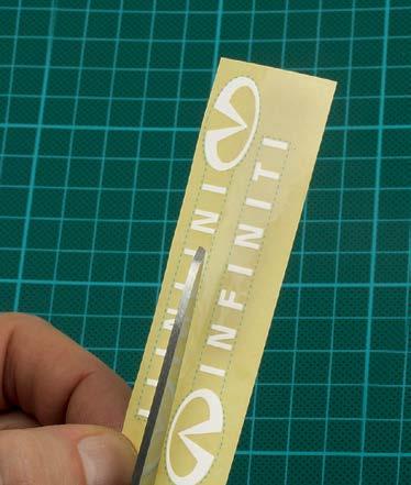 Utilizzando delle forbici separa i 07 due adesivi, stando attento a non