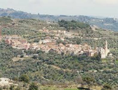 Torre Saracena a Torrazza Il borgo si snoda sul pendio di una collina. Interessante è la Torre circolare di avvistamento del sec.