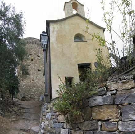 È protetta da una robusta grata, attraverso la quale si vede l'interessante esposizione di oggetti rappresentativi della locale cultura materiale, allestita nel vano a piano terra, con volta a cupola.