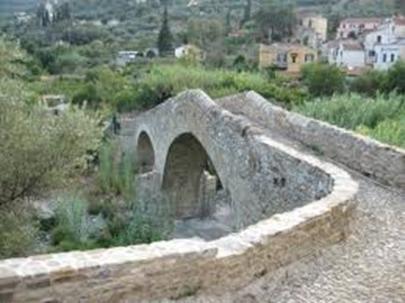 Ponte di Clavi, Chiesa S. Giorgio Sul torrente Prino s inarca il bel ponte medioevale (sec. XIII), con accanto la piccola cappella di S. Martino, ristrutturata nel 2011 dal FAI.