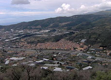 caseggiato secentesco. Taggia Sorge nella Valle Argentina, a 4 km dalla costa. Di origine medioevale, conserva importanti monumenti e vanta un notevole centro storico. Da ricordare il convento di S.