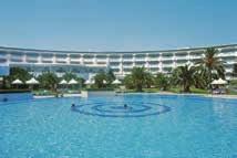 - HAMMAMET Riu Palace Oceana Hammamet Riu Hotels & Resorts Situato a circa 8 km dal centro storico Hammamet e a circa 60 km dall aeroporto Ampia spiaggia di sabbia ATTREZZATA con lettini e ombrelloni