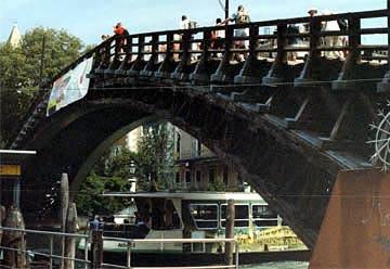 Proposta n. 4 PONTE DELL ACCADEMIA Il Ponte dell Accademia è una imponente struttura in legno che attraversa il Canal Grande, e che sarà interessato da un intervento di manutenzione straordinaria.