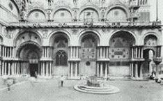 (1868) del noto patriota veneziano si affianca alla Porta dei Fiori della cattedrale e ad altri bassorilievi di arte bizantina dei sec. XII-XIII.