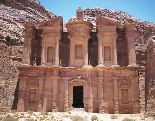 Week-end a Petra TOUR DI 5 GIORNI Partenza con volo di linea Royal Jordanian per Amman. Arrivo e trasferimento in albergo.
